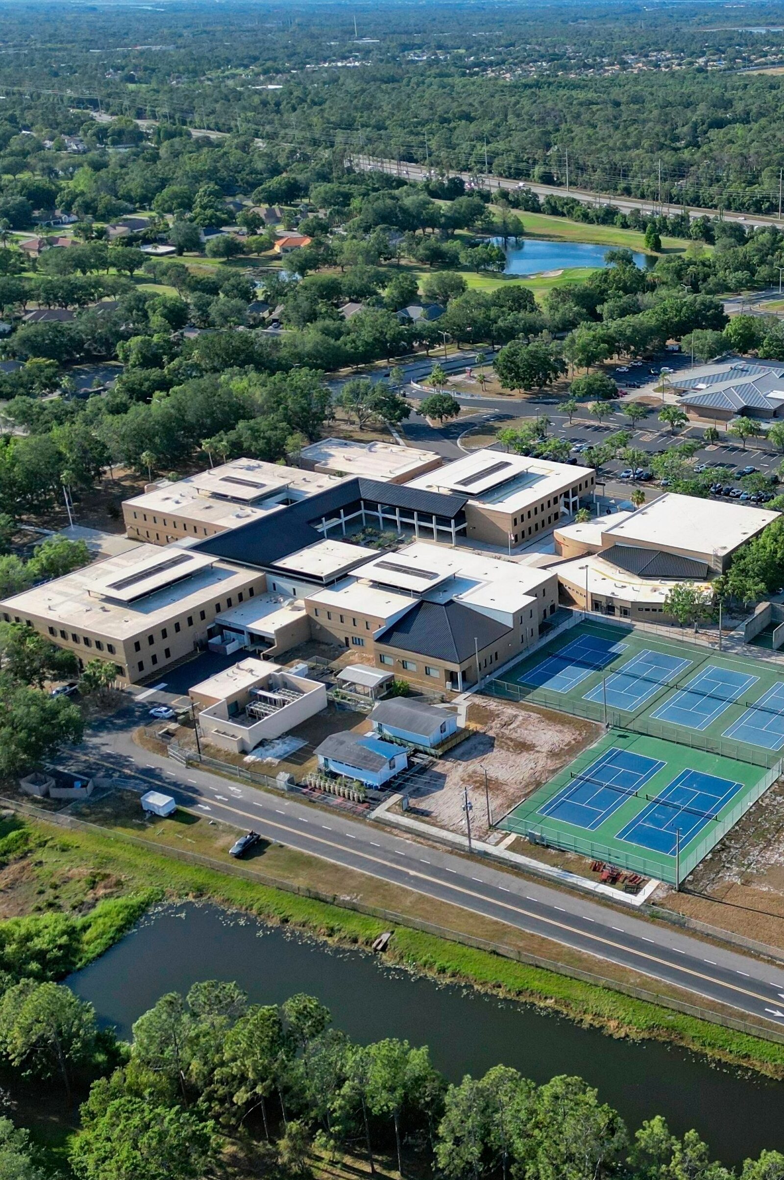 how contractors manage large scale construction projects in Florida